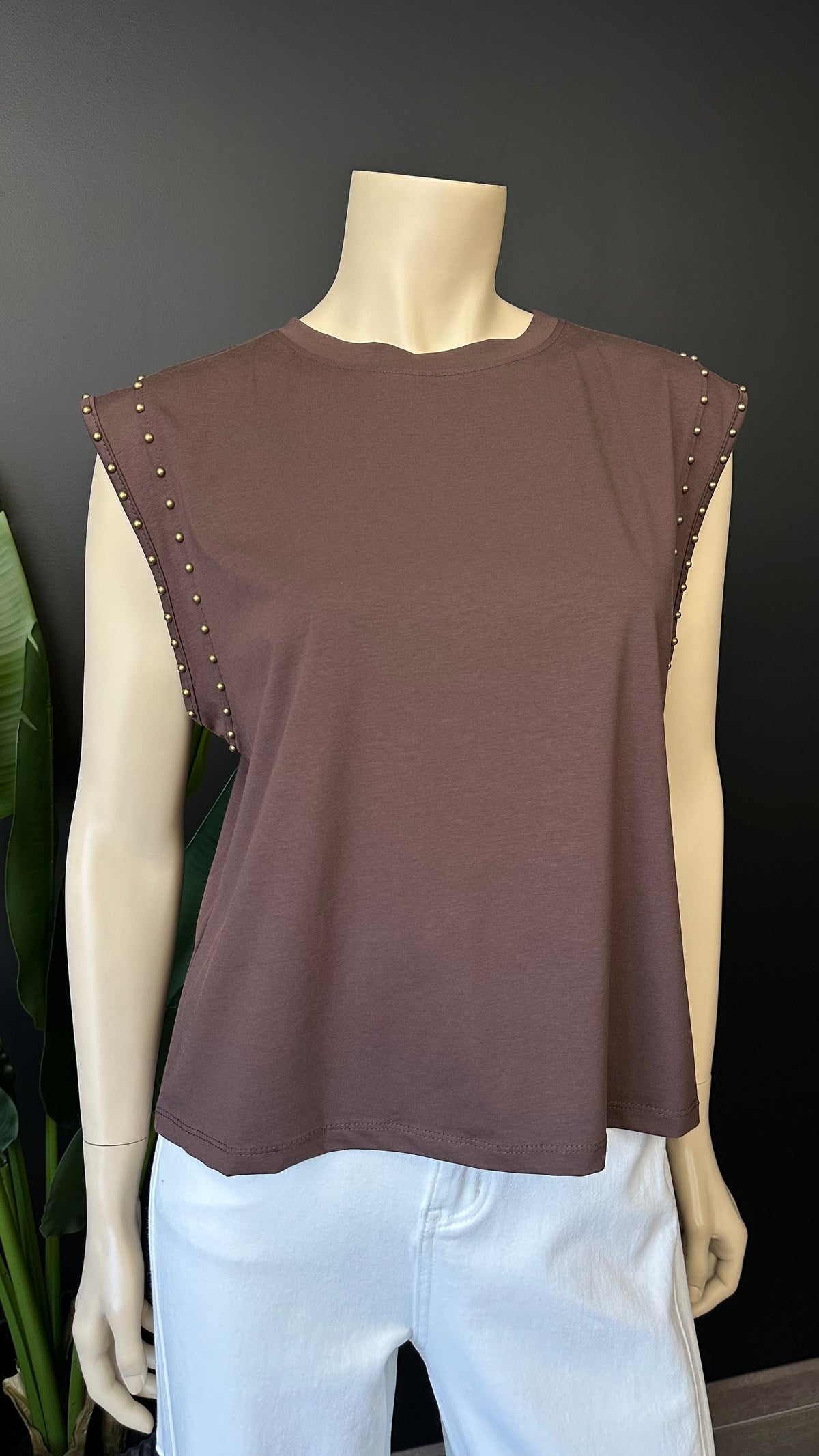 Top con Tachas Metálicas Café