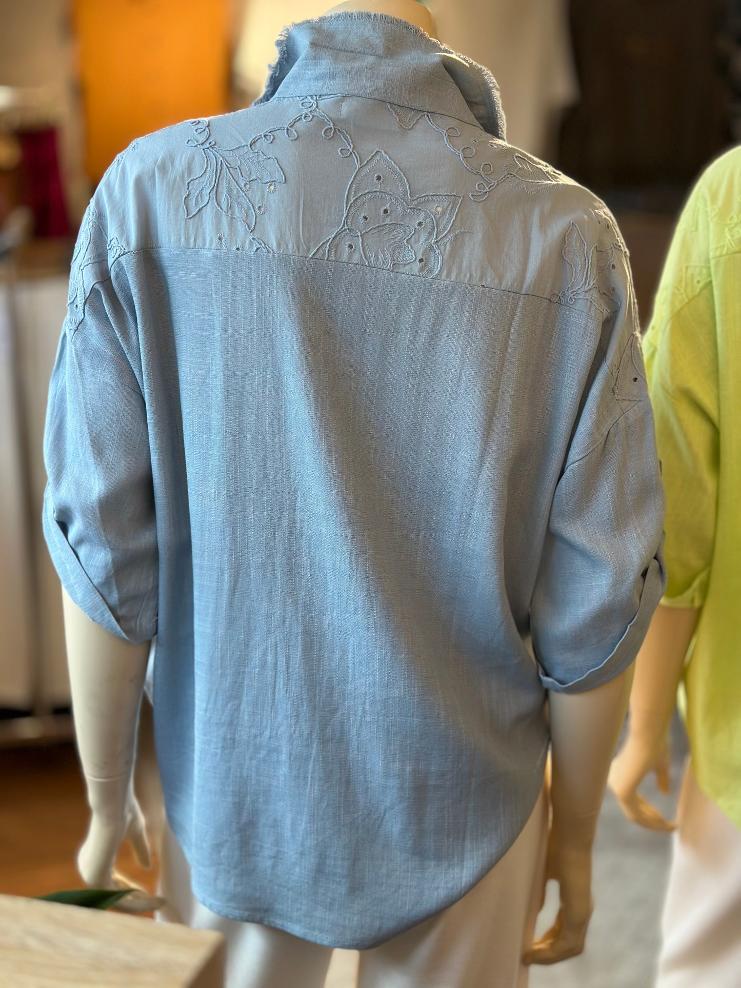 Blusa Lino Bordada Celeste