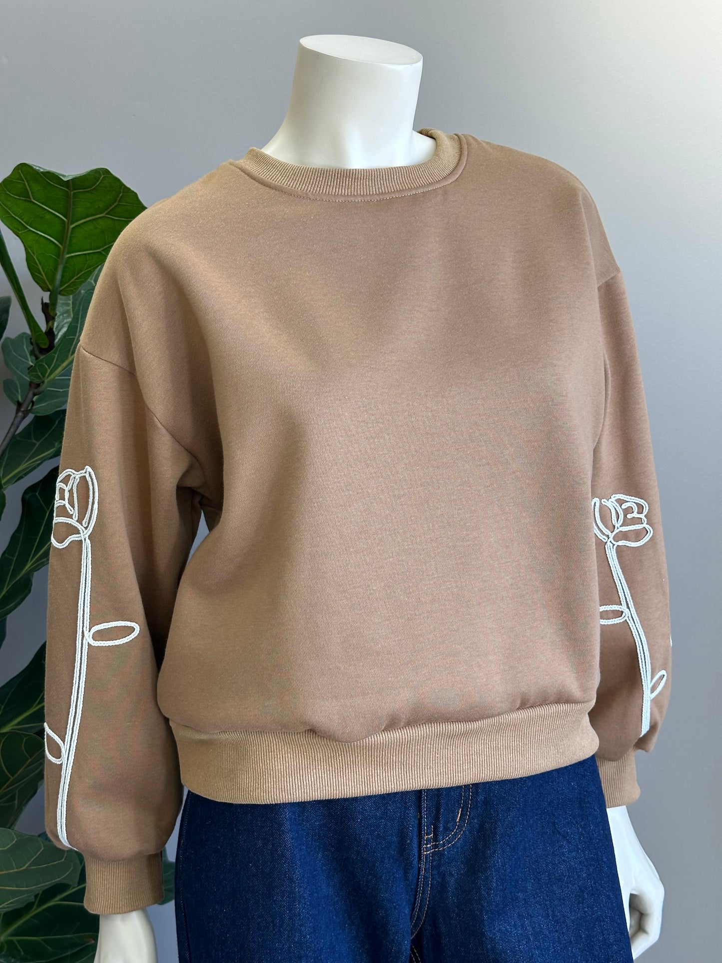 Polerón Flor Bordada Camel