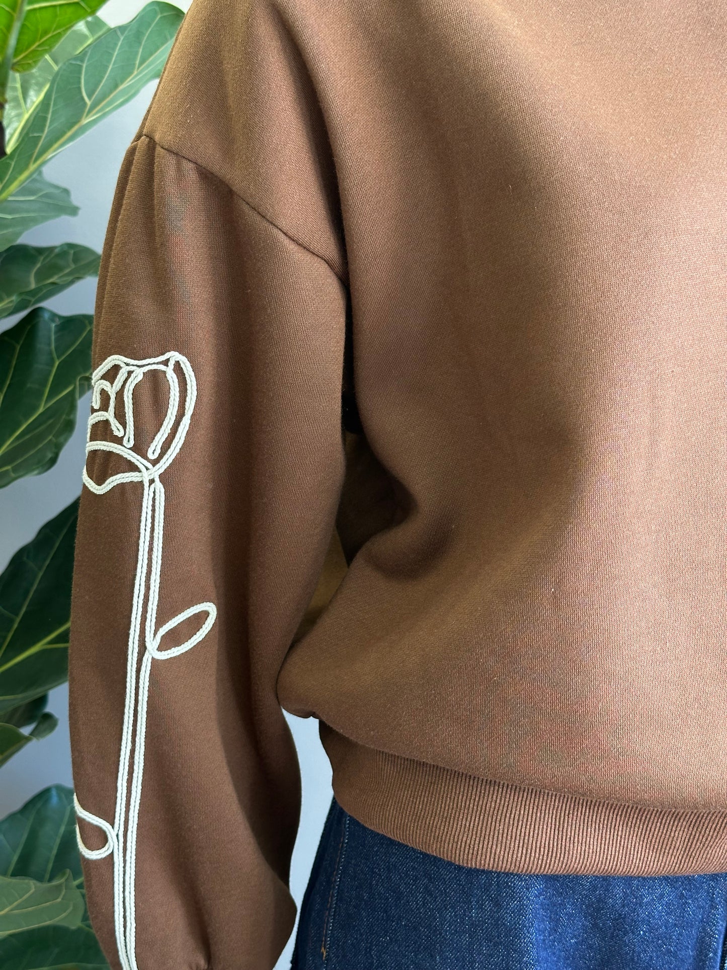 Polerón Flor Bordada Chocolate