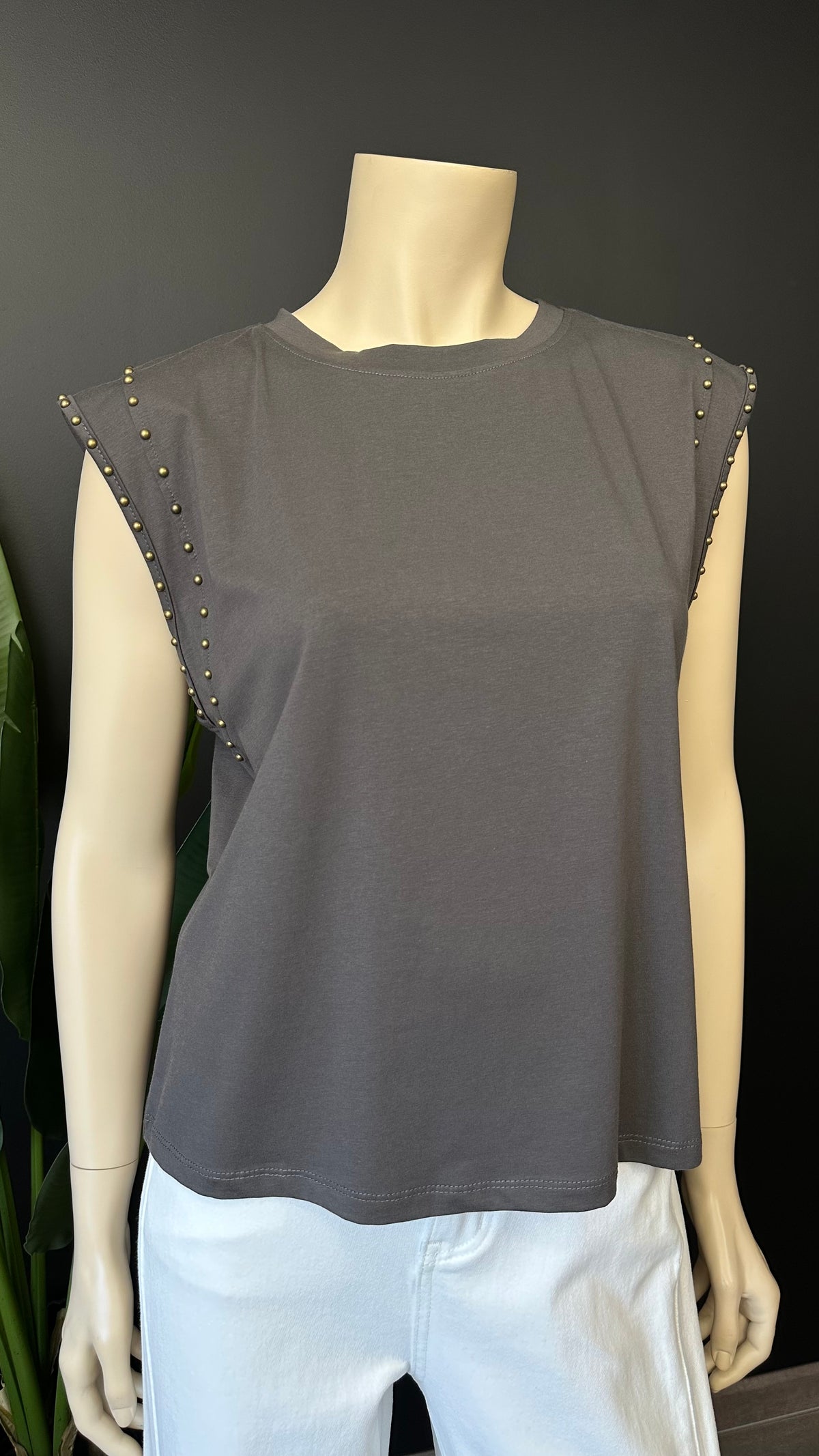 Top con Tachas Metálicas Gris