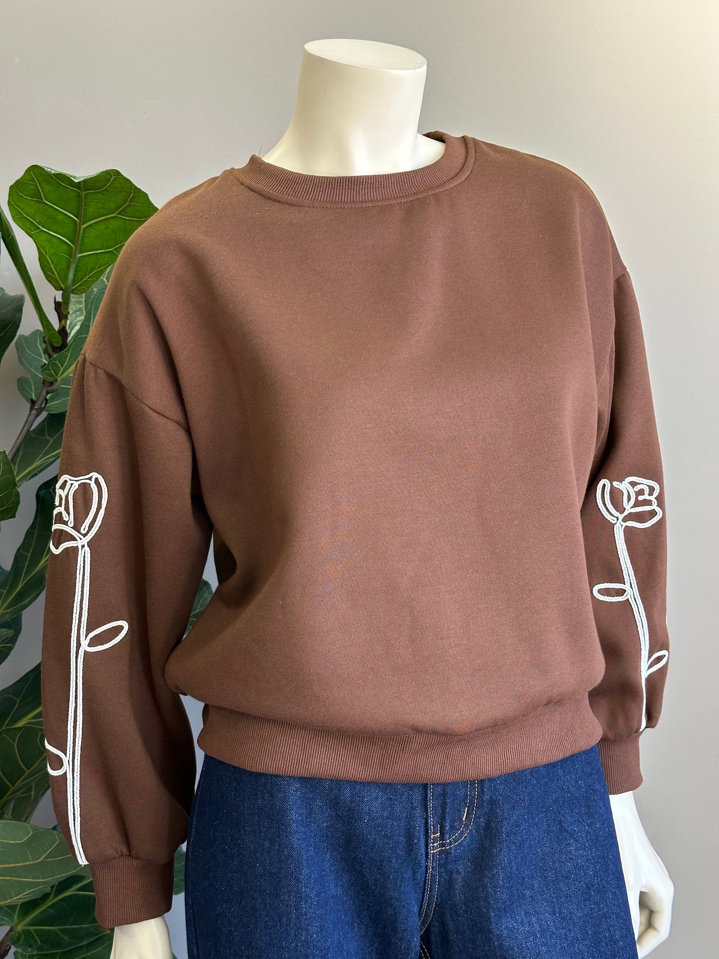 Polerón Flor Bordada Chocolate