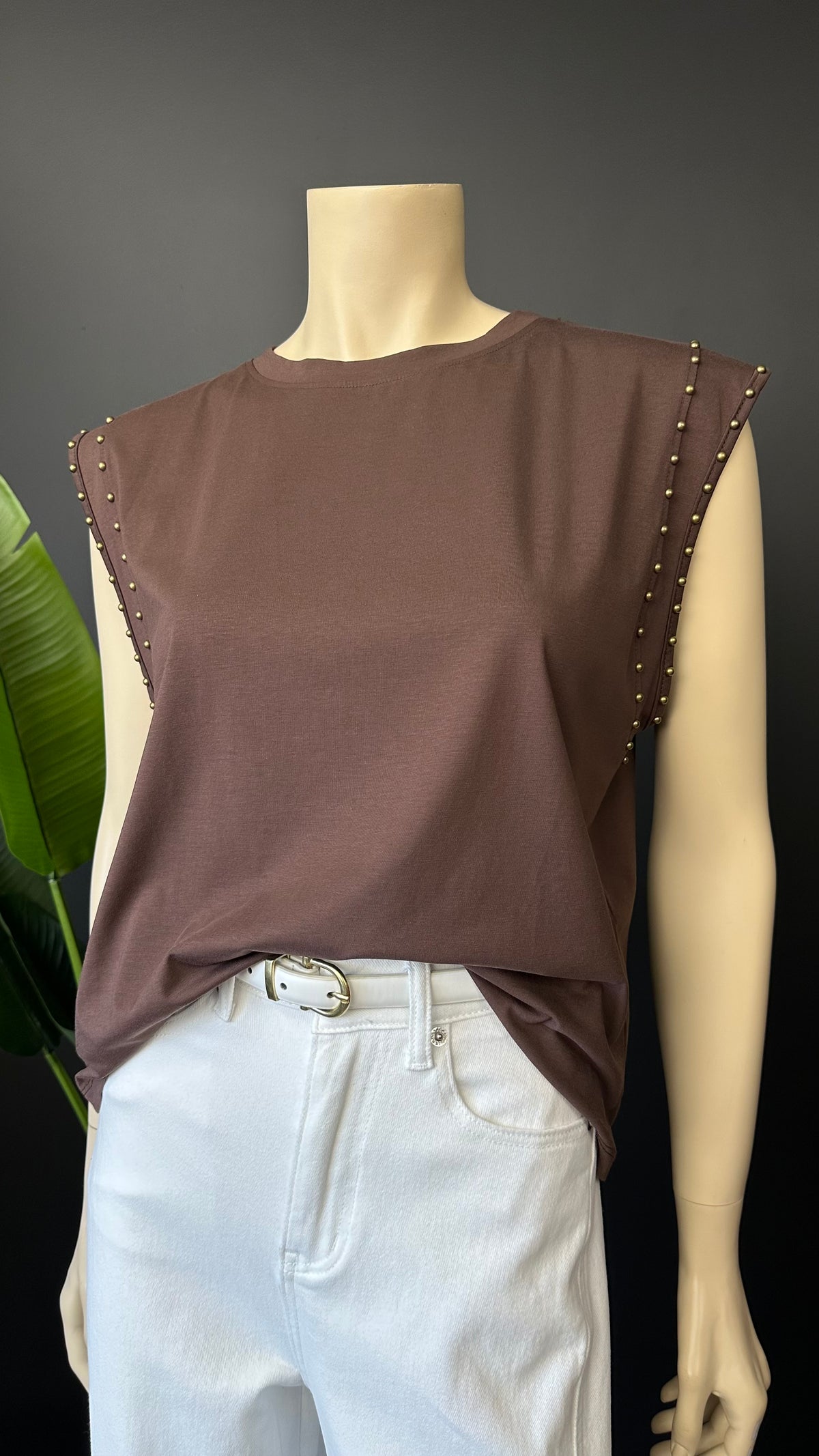 Top con Tachas Metálicas Café