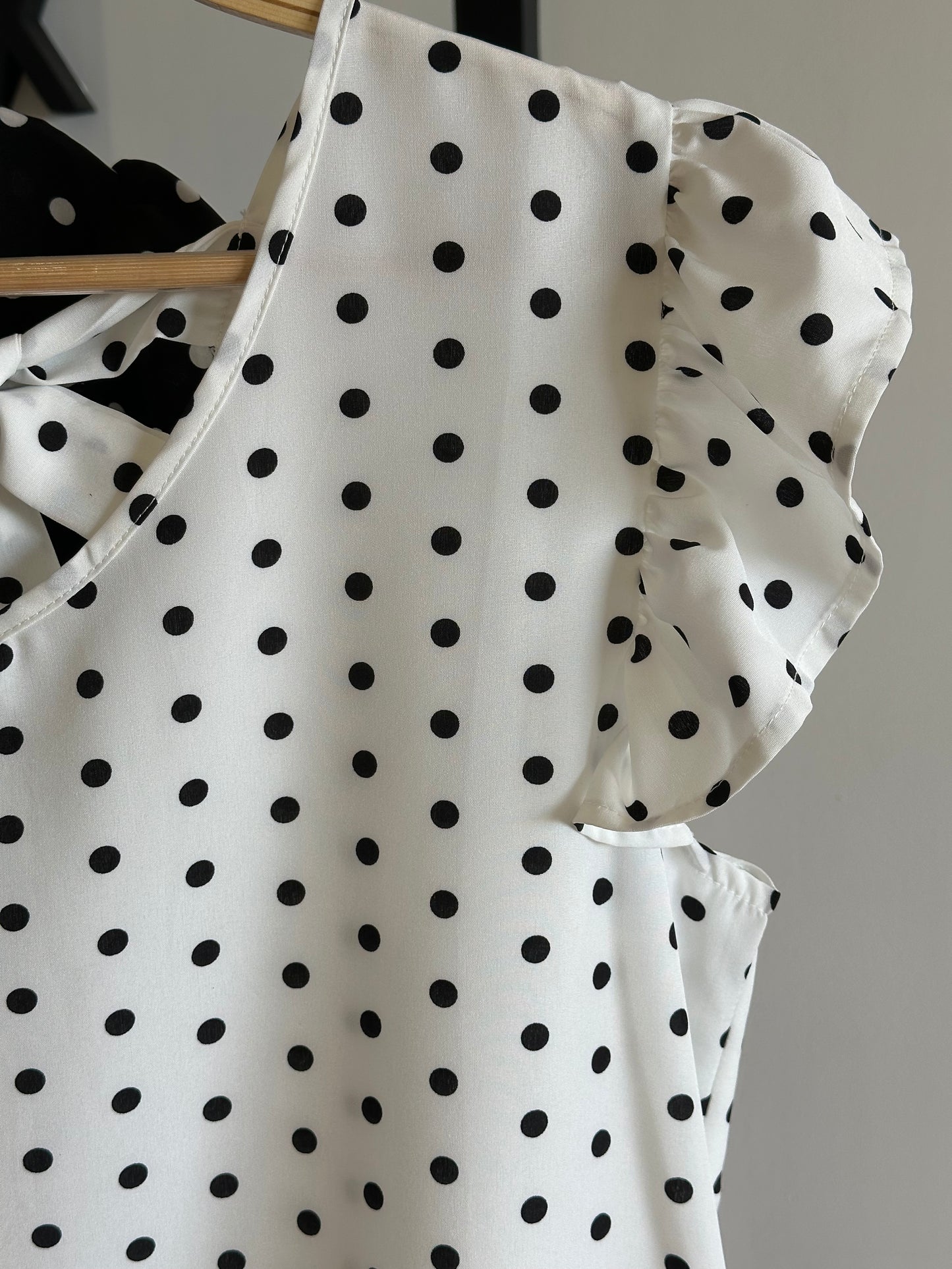Blusa Lunares con Volantes Blanco