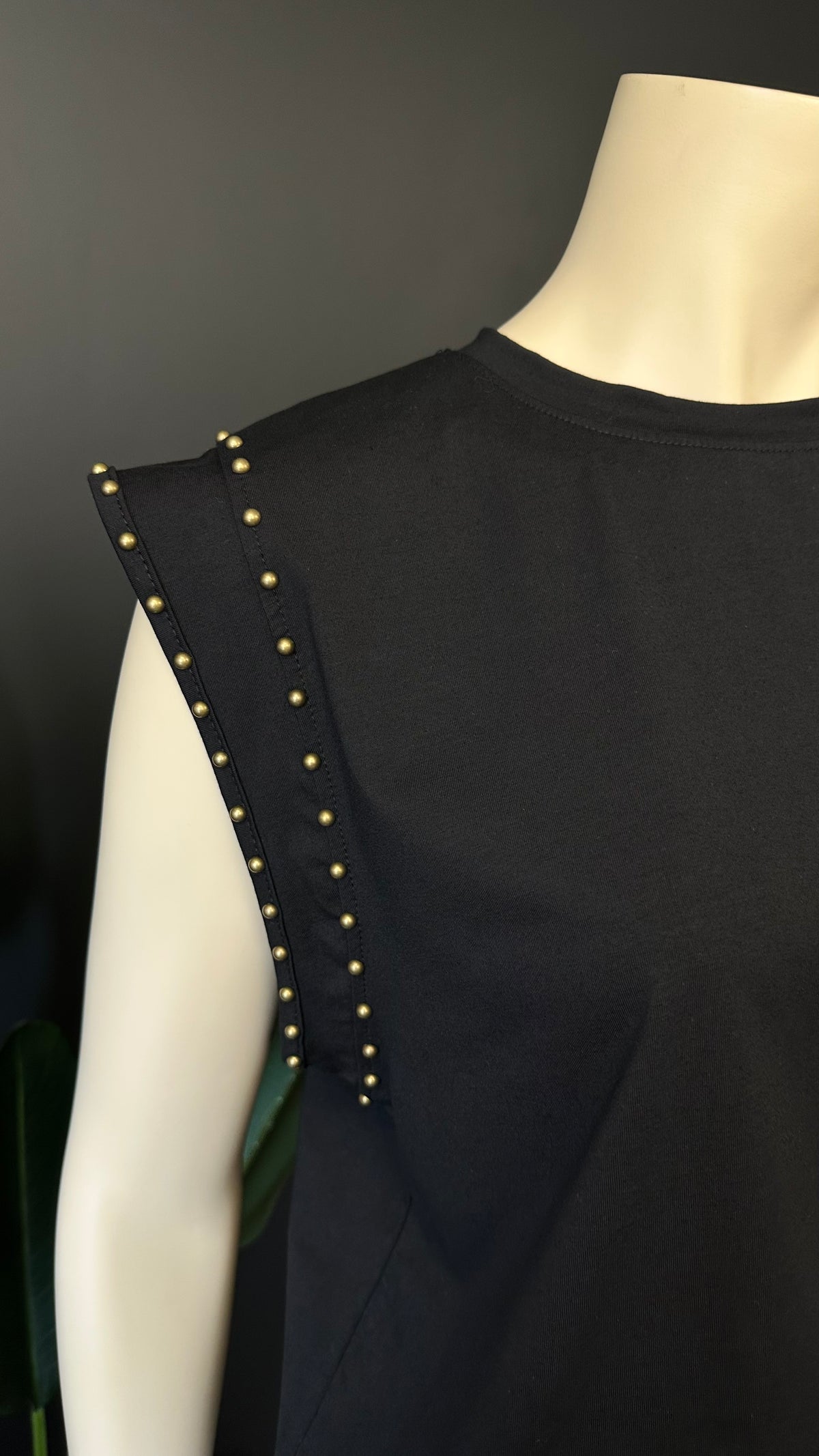 Top con Tachas Metálicas Negro