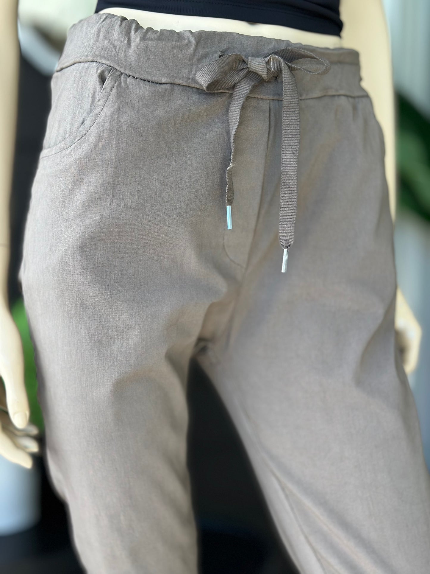 Jogger Gabardina Elasticada Taupe - Italiano
