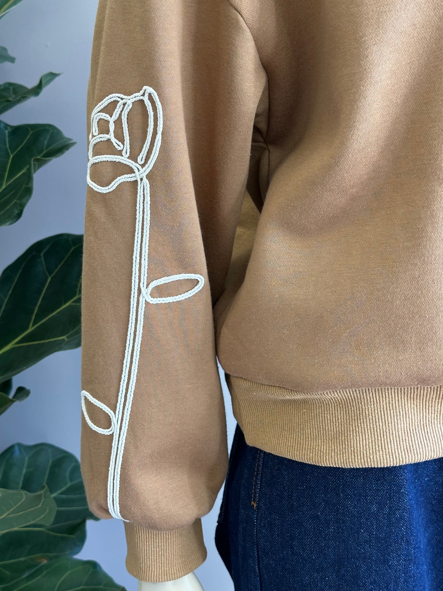 Polerón Flor Bordada Camel