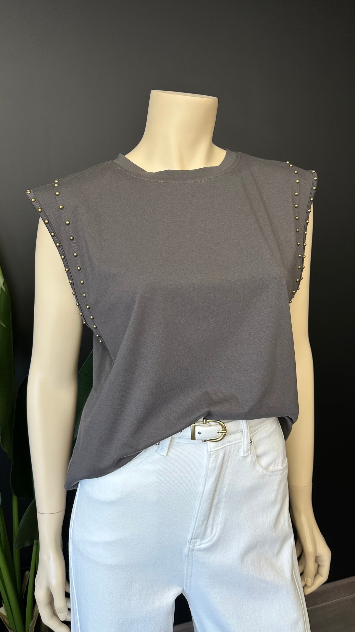 Top con Tachas Metálicas Gris