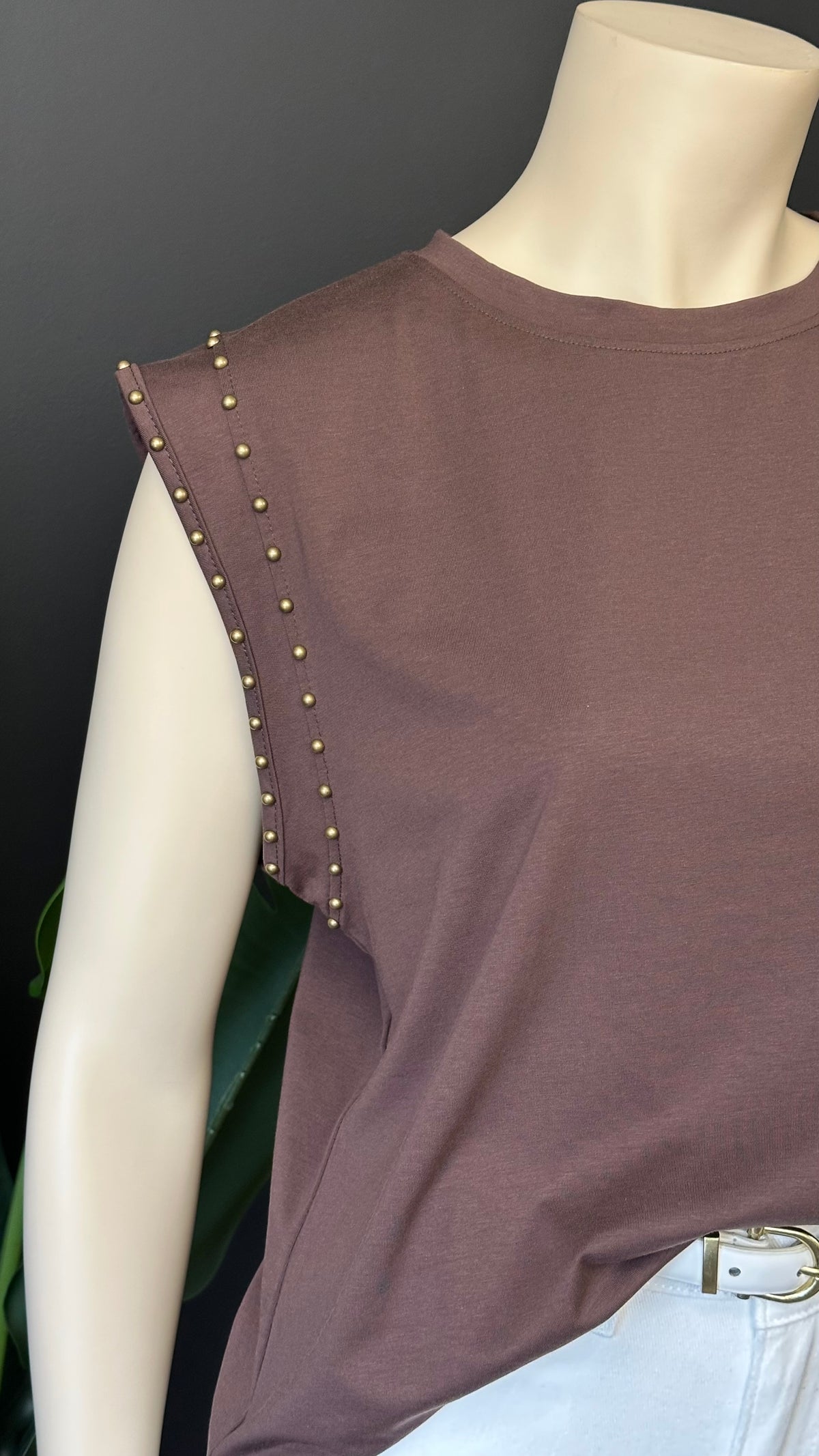 Top con Tachas Metálicas Café