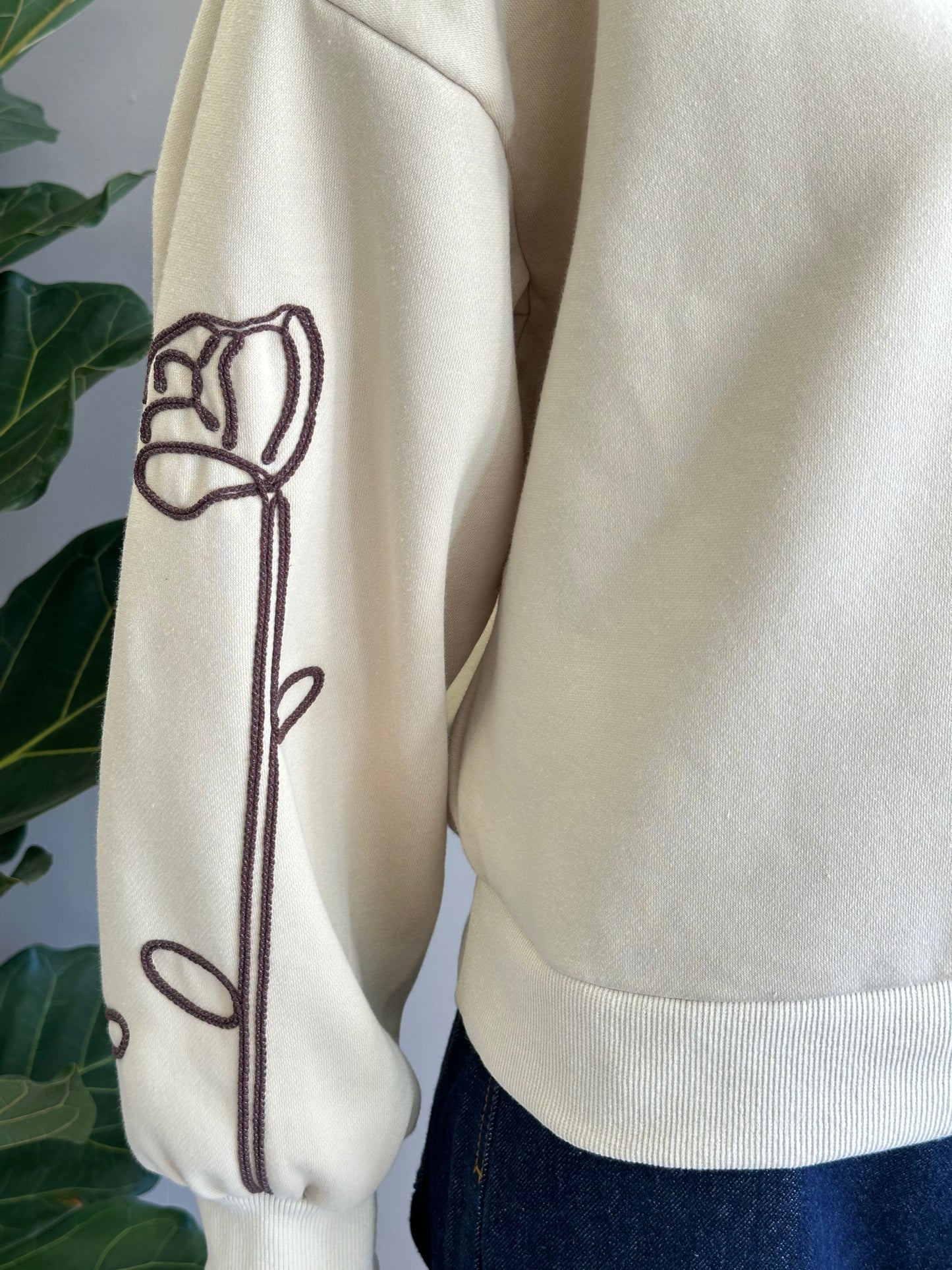 Polerón Flor Bordada Crudo