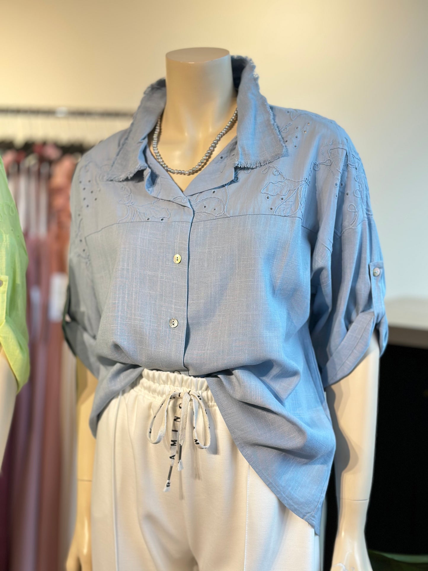 Blusa Lino Bordada Celeste
