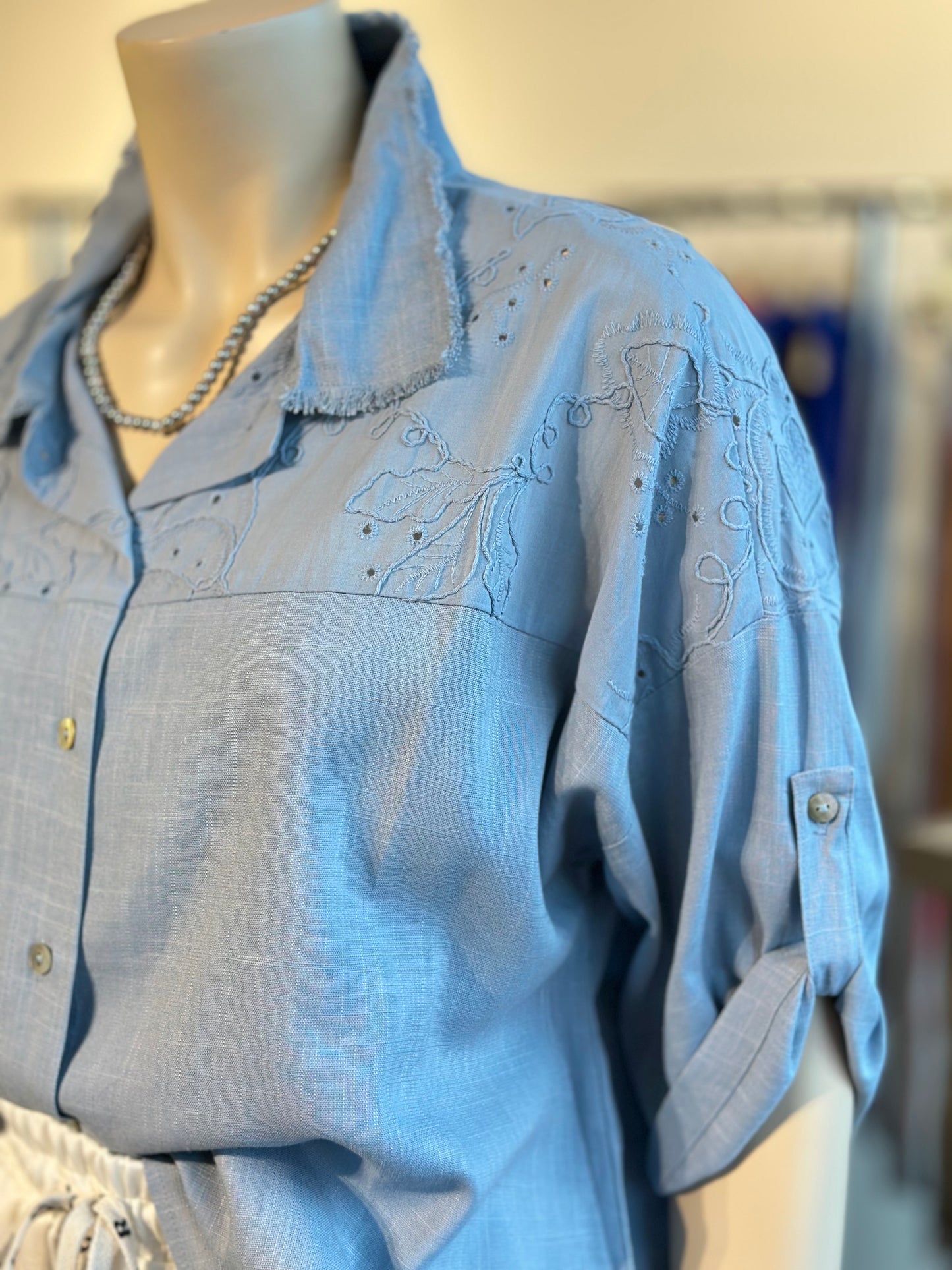 Blusa Lino Bordada Celeste