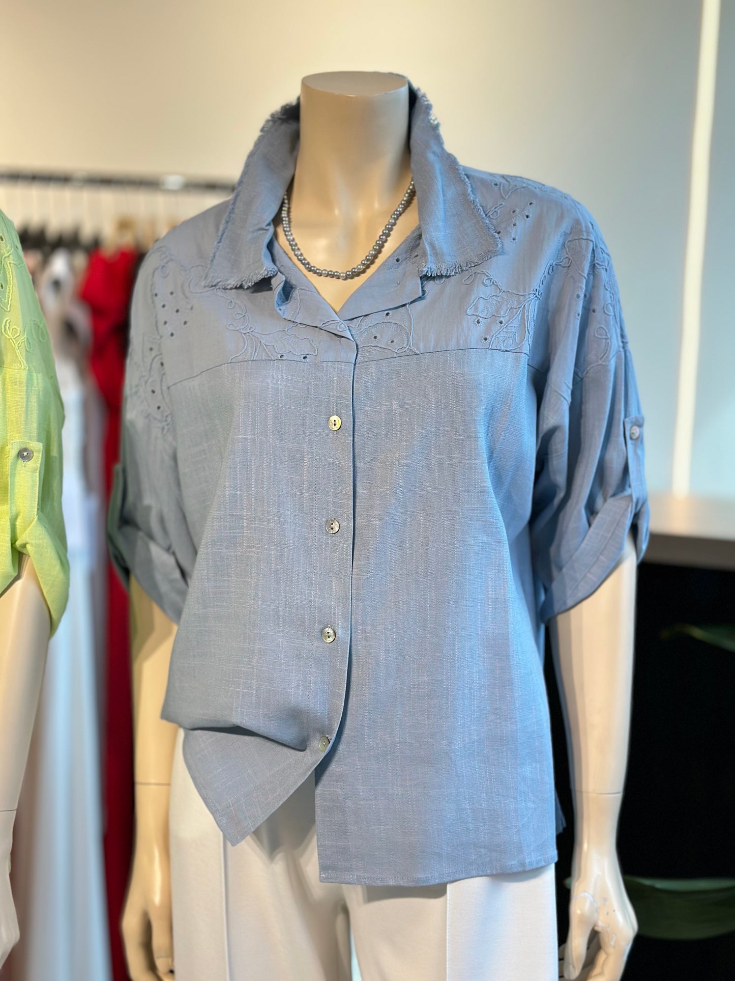 Blusa Lino Bordada Celeste