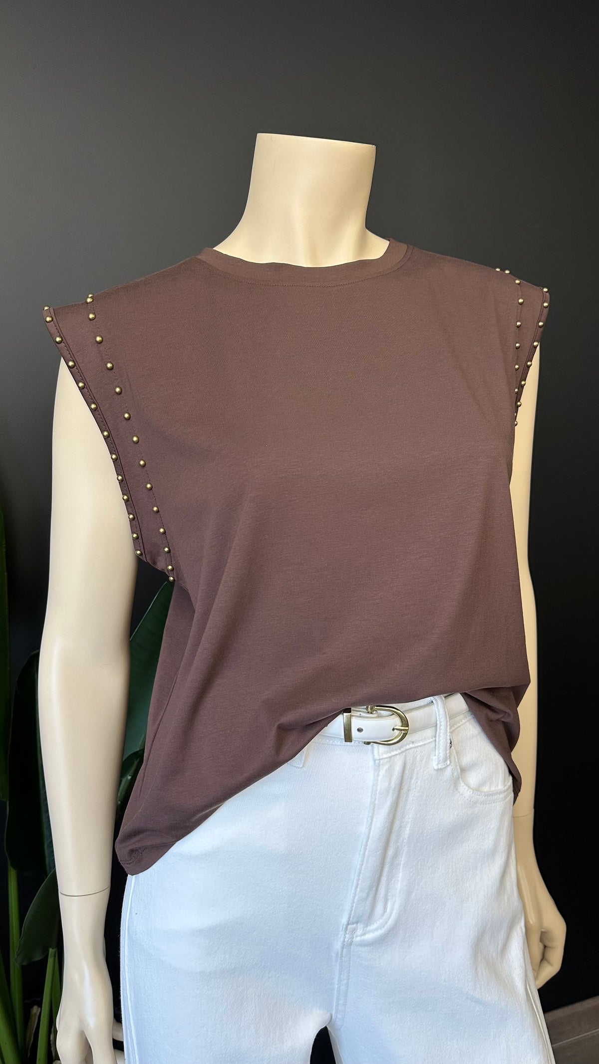 Top con Tachas Metálicas Café