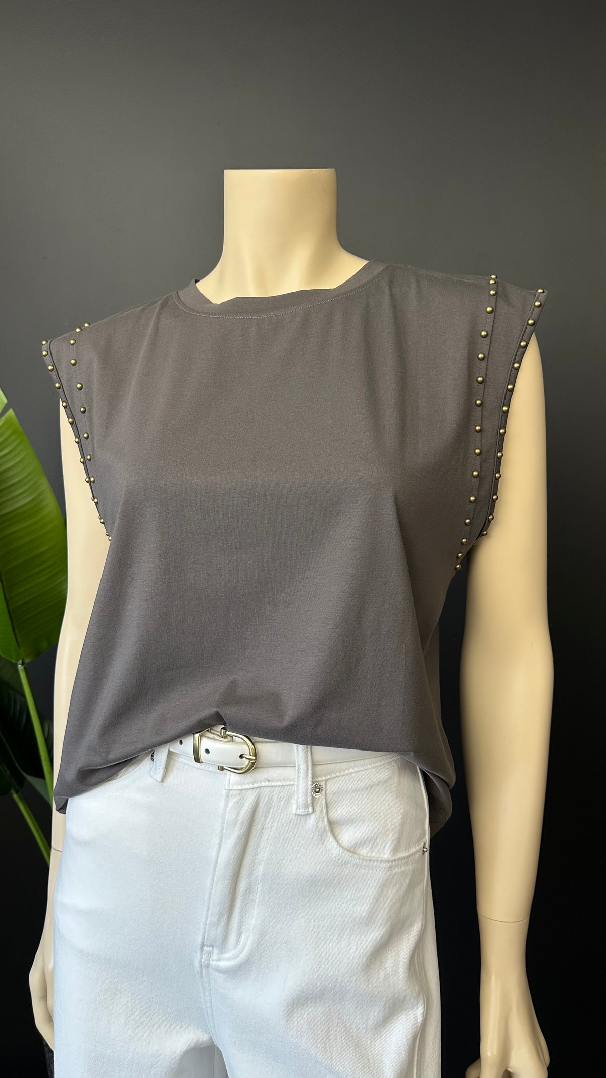 Top con Tachas Metálicas Gris