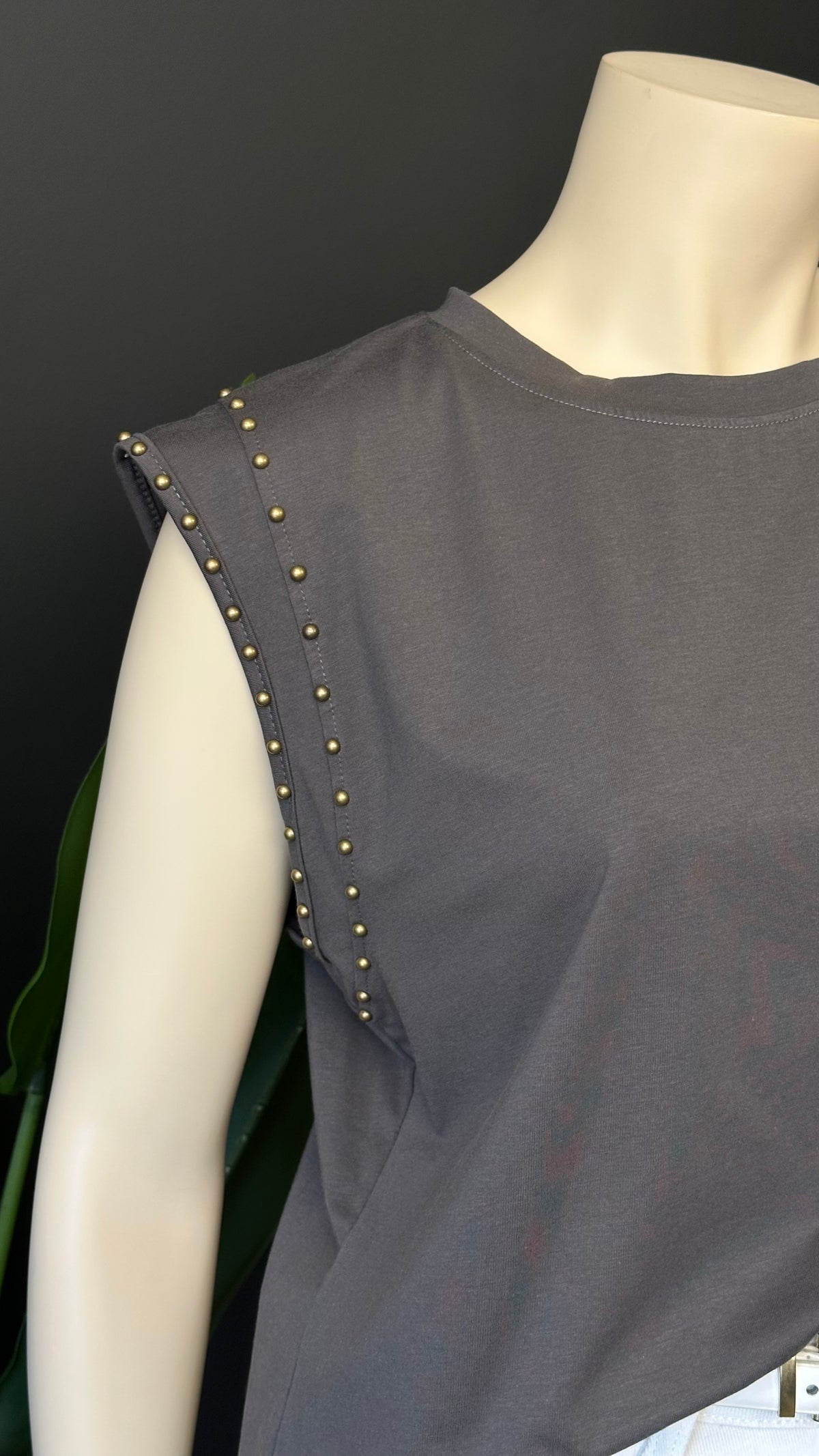 Top con Tachas Metálicas Gris