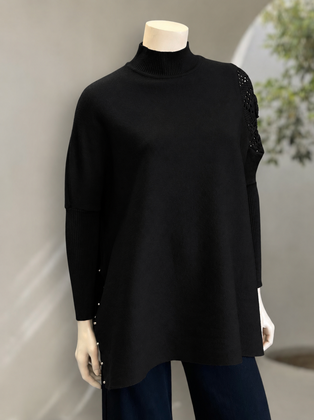 Sweater Poncho Camelia Negro