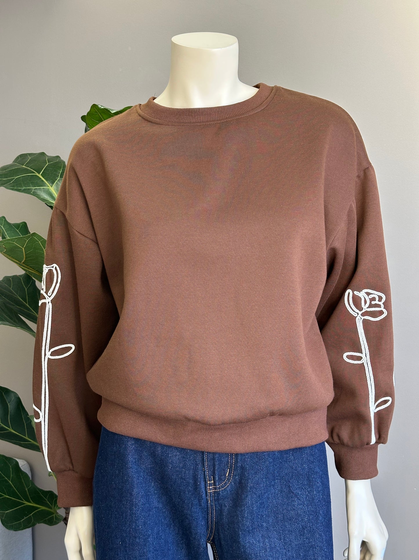 Polerón Flor Bordada Chocolate